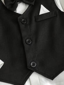 SHEIN Bộ vest 4 món cho bé trai, gồm áo sơ mi trắng dài tay với nơ đen, áo vest đen, áo khoác dài tay và quần cạp chun. Áo sơ mi trắng kết hợp với bộ vest đen tạo nên vẻ ngoài đặc biệt thanh lịch, giúp toàn bộ trang phục trông gọn gàng và thời trang, phù hợp cho các sự kiện lễ hội, dịp trang trọng, đám cưới, khách mời đám cưới, người mang nhẫn, phù rể và mùa tựu trường, chẳng hạn như đám cưới, dạ hội, lễ tốt nghiệp, áo sơ mi, quần áo cưới cho bé trai/trang phục ngày đầu tiên của mẹ/trang phục gia đình đồng bộ. - màu đen - Xem 6