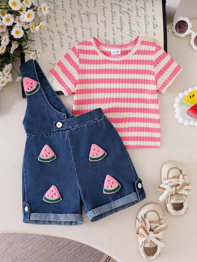 SHEIN Playful Pals Set de 2 piezas: Camiseta de cuello redondo acanalada rosa para bebé niña + Pantalones cortos de peto vaqueros con decoración de sandía, conjunto cómodo y versátil con cintura elástica y bajo enrollado, para verano