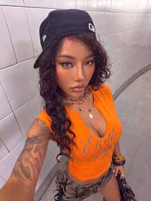 Fiercella Fiercella 女士白色V领波浪字母印花弹力修身舒适街头朋克摇滚T恤，适合海滩度假、音乐节等场合 - 橘色 - 查看 7
