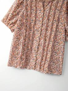 SHEIN LUNE CURVE ملابس علوية نسائية كبيرة الحجم بطبعة زهور صغيرة مع ياقة مكشكشة وأكمام منتفخة، ملابس علوية كاجوال فضفاضة للصيف، ملابس علوية كم قصير بطبعة زهور صغيرة على الطراز القديم، مريحة وملائمة للعمل أو الارتداء اليومي - وردي - مشاهدة 5