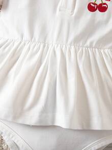 SHEIN Bộ áo liền quần cổ bẻ thêu hình quả anh đào tối giản, phong cách thường ngày cho bé gái, thích hợp cho mùa xuân/hè. - Đỏ - Xem 4