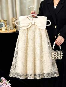 SHEIN Elladie kids 这款女童优雅时尚无袖雪纺连衣裙，采用多色立体花卉贴花和超大蝴蝶结装饰，轻盈舒适，适合夏季庆祝活动和休闲外出穿着。 - 杏色 - 查看 10