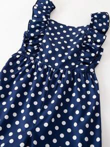 SHEIN 女童藏蓝色波点连体裤，荷叶袖设计。经典藏蓝色底色，饰以白色波点。特点包括荷叶袖、方领、立体荷叶边肩部装饰、松紧腰带和一体式连体裤设计。适合各种休闲场合。简约时尚。 - 彩色 - 查看 5