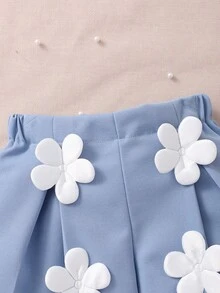 这款两件套童装甜美俏皮风套装，包含一件无袖褶皱背心和一件针织腋下条纹T恤上衣，搭配粉色松紧腰短裤，饰有精致立体定位白色花朵，可爱时尚，适合夏季日常穿着。 - 藍色 - 查看 6