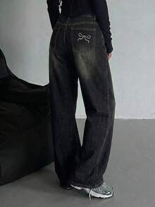 DAZY Quần jeans nữ ống đứng, thêu nơ, chất liệu denim mài, có túi xéo. - Rửa trung bình - Xem 5
