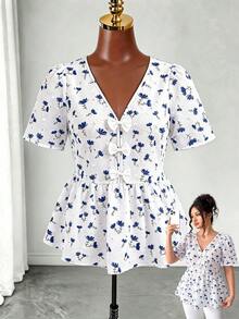 SHEIN Clasi Chemise décontractée à manches courtes, taille cintrée, col en V, avec décoration de nœud, imprimé floral numérique, en jacquard tissé, faux coton, avec broderie de pétales ajourés. Convient pour les sorties, les fêtes, la plage, les vacances. Tailles plus. - Multicolore - Voir 5