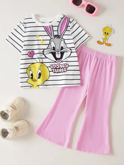 LOONEY TUNES X SHEIN Bộ đồ mùa hè cho bé gái gồm áo thun ngắn tay cổ tròn in hình hoạt hình kẻ sọc và quần ống loe.