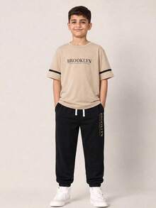 SHEIN 两件套儿童/青少年男童卡其色简约撞色字母印花短袖T恤和撞色字母运动裤，休闲舒适时尚百搭，面料柔软，适合日常穿着、上学、郊游、户外运动、度假。 - 卡其色 - 查看 2