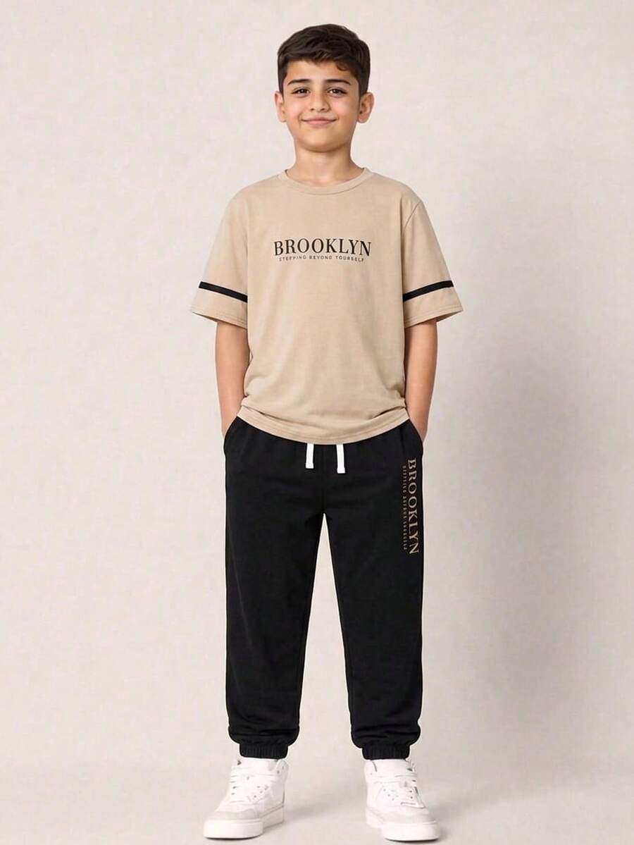 SHEIN 两件套儿童/青少年男童卡其色简约撞色字母印花短袖T恤和撞色字母运动裤，休闲舒适时尚百搭，面料柔软，适合日常穿着、上学、郊游、户外运动、度假。