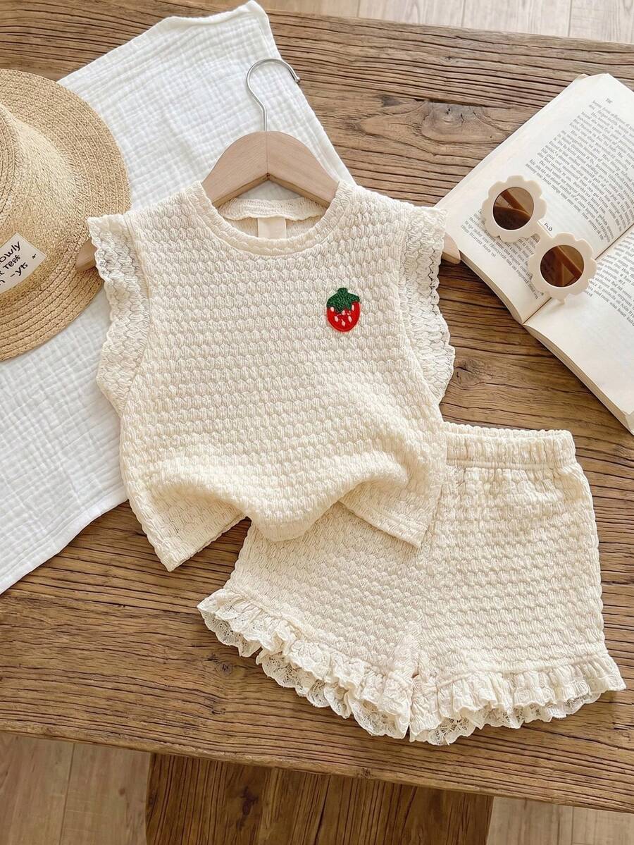 SHEIN Playful Pals 2件套女婴0-3岁春夏休闲日常度假针织柔软面料杏色荷叶袖圆领T恤短裤套装，草莓3D装饰，可爱甜美清新风格，适合日常外出、公园野餐、旅行、摄影等场合。 - 白色 - 查看 1