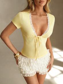SHEIN Glamour 奶油黄蕾丝拼接白色蕾丝边性感深V领系带褶皱设计短袖女式T恤，适合日常基础款、度假、海滩，性感女孩风格 - 淡黃色 - 查看 4