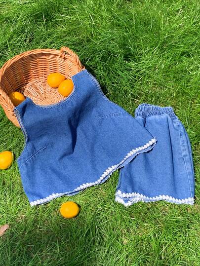Comfortcana Bộ đồ nữ thường ngày gồm áo tank top và quần short denim phối nhiều mảnh, thích hợp cho mùa hè.