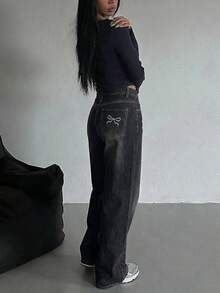 DAZY Quần jeans nữ ống đứng, thêu nơ, chất liệu denim mài, có túi xéo. - Rửa trung bình - Xem 3