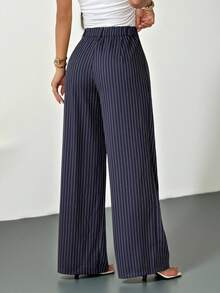 SHEIN PETITE Quần tây nữ kiểu dáng tối giản hiện đại màu xanh navy kẻ sọc, quần cạp cao, quần xanh dương, quần kẻ sọc, quần ống rộng dáng suông, quần thường ngày, quần công sở, phù hợp cho các buổi đi chơi, công sở, đi làm, đi làm hàng ngày, các dịp trang trọng. Quần kẻ sọc, quần xanh navy, quần nữ xếp ly. - Màu xanh lam - Xem 3