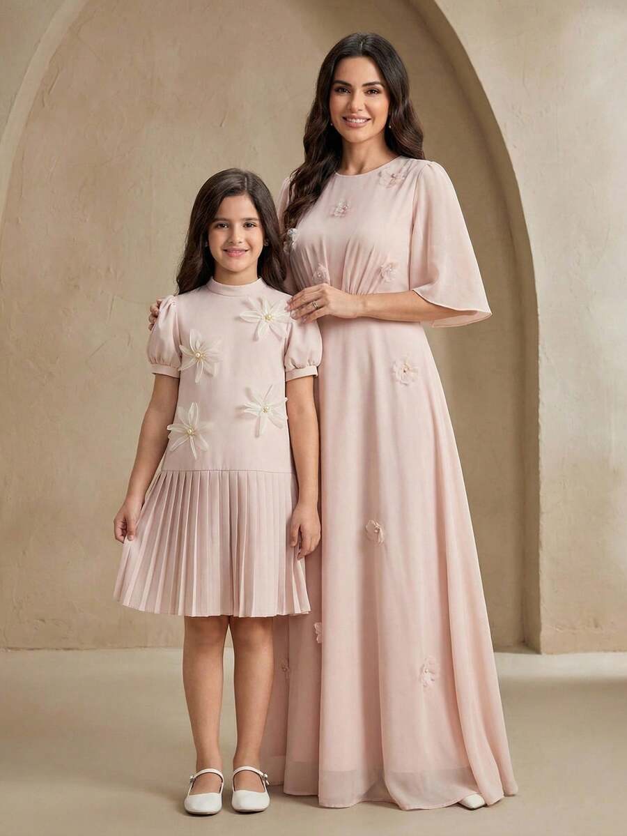 SHEIN 2026夏季新款優雅3D花卉短袖百褶洋裝,灰粉色母女款婚禮賓客禮服,適合前青春期女孩婚禮晚宴與外出穿著 - 杏色 - 查看 1