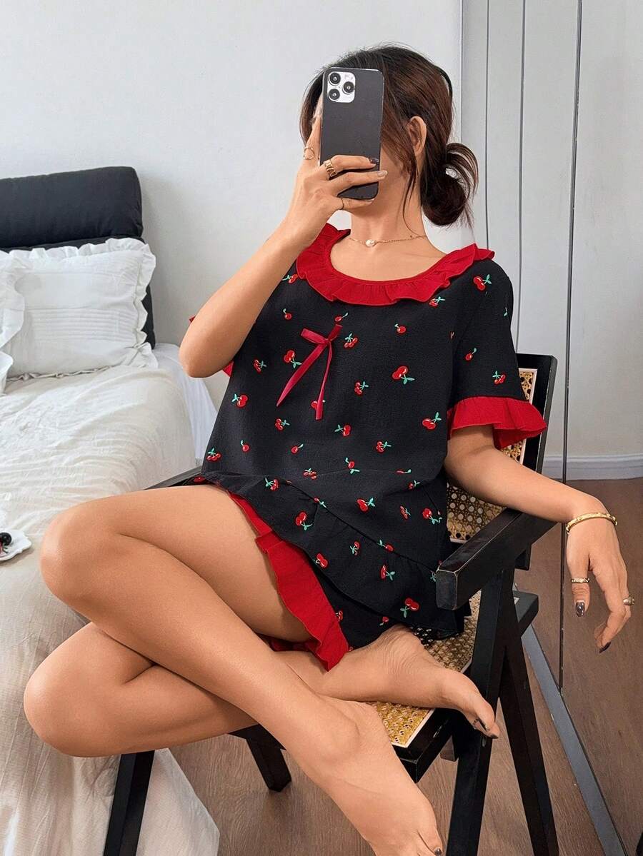 SHEIN 女士标准尺码樱桃印花短袖短裤睡衣套装,荷叶边和蝴蝶结装饰,适合室内外穿着,春夏款 - 黑色 - 查看 1