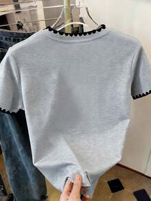 Áo thun nữ tuổi teen màu xám in hình bướm, viền ren thêu đen, thích hợp cho mùa hè, nhẹ nhàng và thoải mái, hoàn hảo cho những chuyến đi chơi gia đình và đi học. - trắng - Xem 2