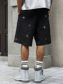 PAVTROS Phong cách đường phố dành cho nam giới trẻ tuổi, sản phẩm đa năng: Quần short nam dáng rộng, cạp chun, đính đá lấp lánh. Thích hợp cho phong cách đường phố, mặc thường ngày, đi chơi cuối tuần, lễ hội âm nhạc, tụ họp bạn bè và các dịp xã hội khác của giới trẻ. Chiếc quần short này là một món đồ đa năng không thể thiếu trong tủ quần áo của phái mạnh, là món quà tuyệt vời dành cho bạn trai hoặc chồng. - màu đen - Xem 2