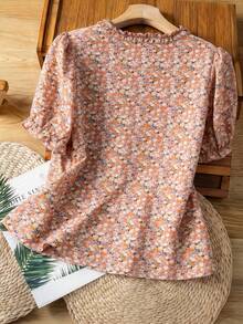 SHEIN LUNE CURVE ملابس علوية نسائية كبيرة الحجم بطبعة زهور صغيرة مع ياقة مكشكشة وأكمام منتفخة، ملابس علوية كاجوال فضفاضة للصيف، ملابس علوية كم قصير بطبعة زهور صغيرة على الطراز القديم، مريحة وملائمة للعمل أو الارتداء اليومي - وردي - مشاهدة 2