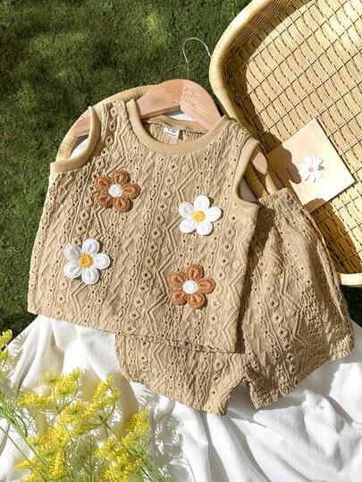 SHEIN Vintaside Kids 女婴两件套，复古花卉提花圆领背心和短裤，清新自然，田园风，简约柔美，休闲舒适。面料厚度适中，合身剪裁。饰以白色和棕色3D钩针花朵，适合日常外出、野餐、休闲、上学、拍照等场合。