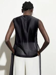 Aveloria Modichic 丝滑缎面质感，深巧克力棕色调，简约现代风格，圆领无袖设计，前中开衩细节，面料触感顺滑，宽松直筒剪裁，光泽度高，轻盈透气，适合通勤、办公、晚宴、艺术展览、时尚派对等各种场合。前短后长设计，女士圆领无袖宽松亮面加长衬衫 - 黑色 - 查看 2