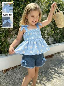 SHEIN Playful Pals 2件組少女夏季套裝，黃色花卉與藍色格紋細肩帶上衣搭配3D蝴蝶結裝飾與牛仔短褲，可愛休閒時尚服飾套裝，2026 - 藍色 - 查看 10