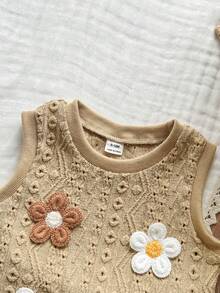 SHEIN Vintaside Kids 女婴两件套，复古花卉提花圆领背心和短裤，清新自然，田园风，简约柔美，休闲舒适。面料厚度适中，合身剪裁。饰以白色和棕色3D钩针花朵，适合日常外出、野餐、休闲、上学、拍照等场合。 - 咖啡棕 - 查看 6