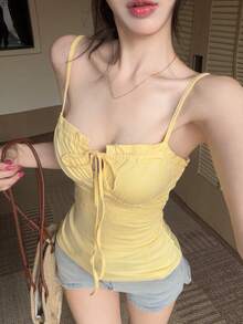 DAZY Elegantes gelbes Sommer-Camisole-Top mit Blumen-Spitzen-Patchwork, Bindung und Rüschensaum, verkürzt, figurbetonter Taillenschnitt, Musikfestival- und Urlaubsstil für Damen - Gelb - Übersicht 6