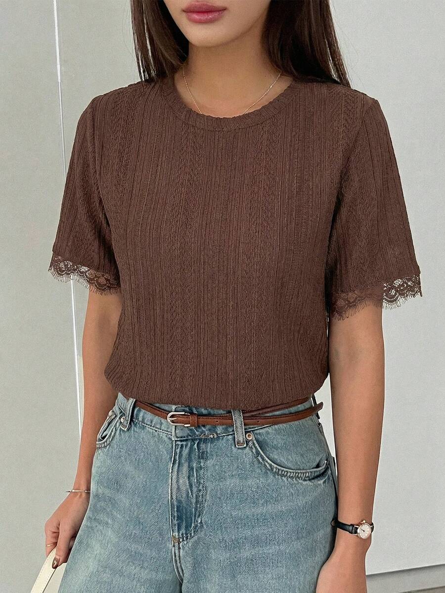 DAZY 女款夏季圓領短袖蕾絲拼接休閒套頭T恤商務休閒女裝 - 咖啡棕 - 查看 1