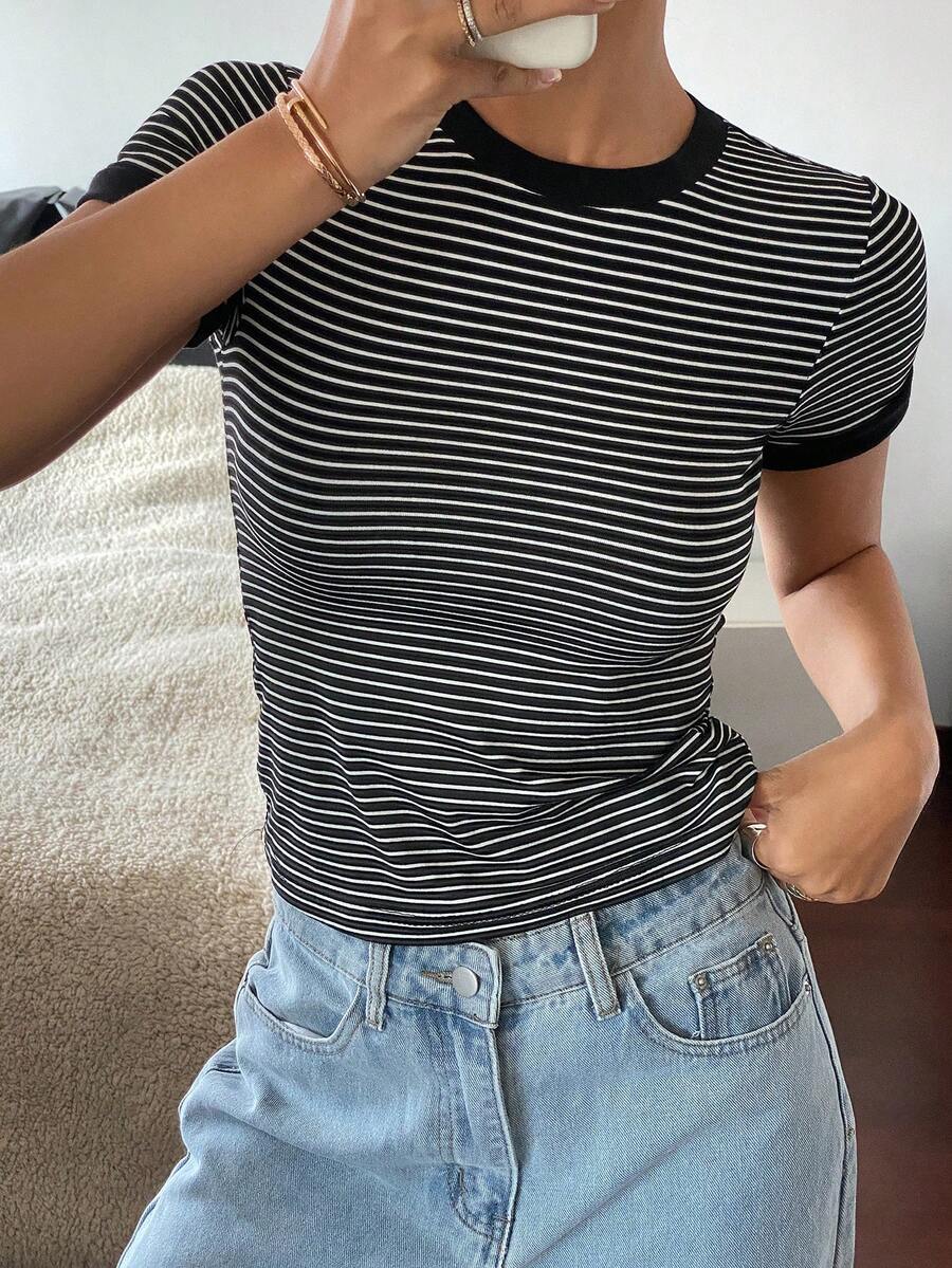 DAZY Camiseta de verano para mujer con rayas, manga corta y acolchado incorporado, estilo casual de calle - Blanco y Negro - Ver 1