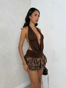 SHEIN Glamour 深咖啡色露背吊带性感V领露背无袖不对称迷你裙两件套，印花迷你两件套，节日派对嘉年华套装，街头服饰，女士夜店套装，约会之夜套装，女士生日装套装，优雅气质，派对必备，复古风，都市舒适，街头风，露背上衣套装，度假风，花卉时尚元素 - 彩色 - 查看 3