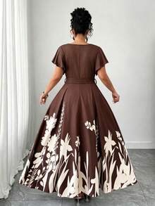 SHEIN Elenzya Đầm chữ A dáng suông cổ chữ V xếp ly, thắt nơ ở eo dành cho nữ cỡ lớn, chất liệu vải dệt họa tiết ghép mảnh, thoải mái và thời trang cho mùa xuân/hè, phù hợp cho mặc hàng ngày, đi nghỉ mát, đi làm và nhiều dịp khác. - màu nâu - Xem 2