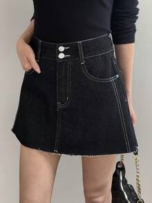 DAZY Chân váy denim ngắn nữ cạp cao, cài hai hàng khuy, đường may tương phản, gấu váy tua rua. - màu đen - Xem 2