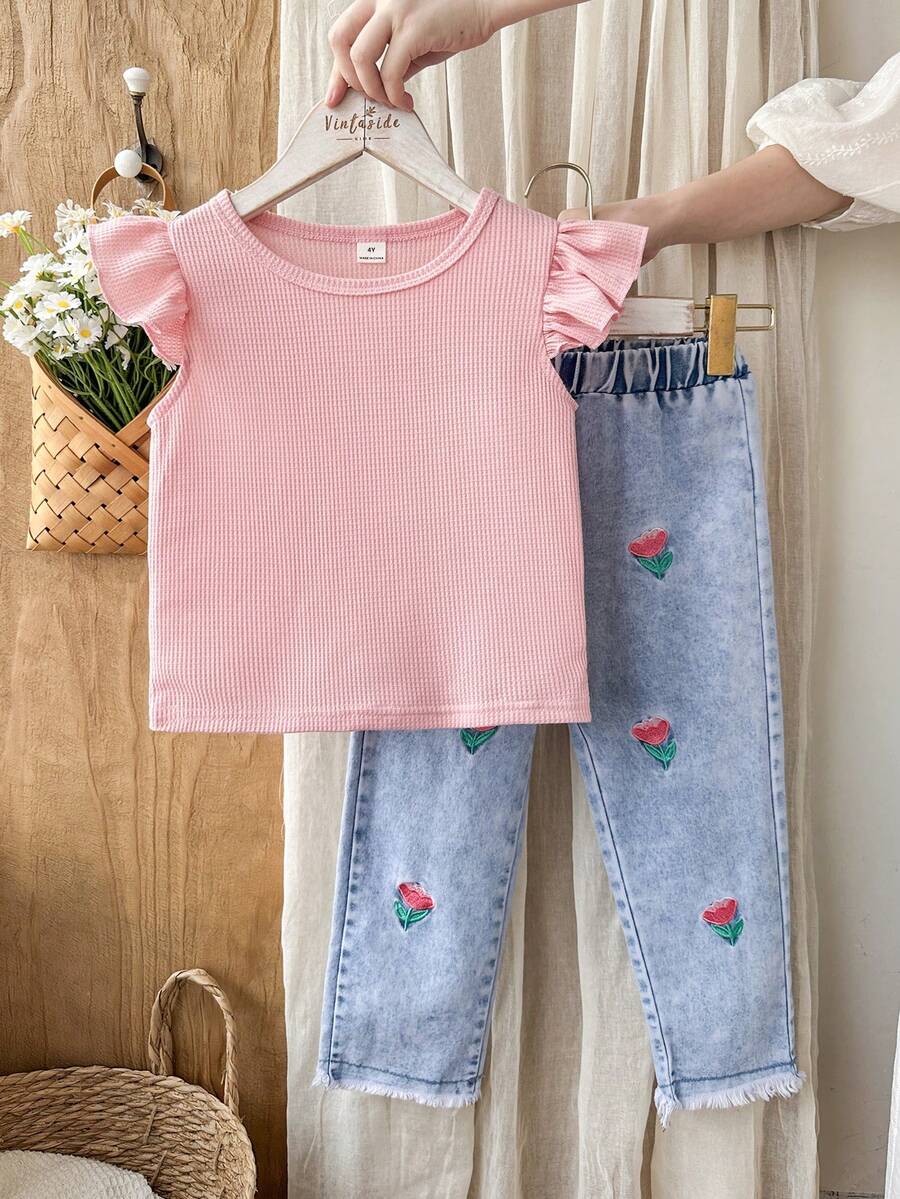 SHEIN Vintaside Kids 这款粉色华夫格针织短袖上衣，搭配牛仔裤，是春夏少女时尚又充满活力的两件套。精致的花朵刺绣增添了一丝甜美，引人注目。宽松的版型和适中的厚度，适合外出、度假、聚会以及休闲舒适的日常穿着。