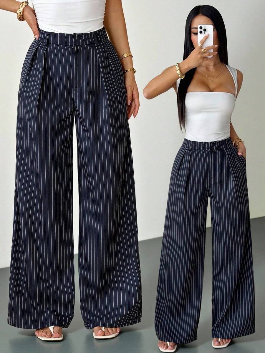 SHEIN PETITE Quần tây nữ kiểu dáng tối giản hiện đại màu xanh navy kẻ sọc, quần cạp cao, quần xanh dương, quần kẻ sọc, quần ống rộng dáng suông, quần thường ngày, quần công sở, phù hợp cho các buổi đi chơi, công sở, đi làm, đi làm hàng ngày, các dịp trang trọng. Quần kẻ sọc, quần xanh navy, quần nữ xếp ly.