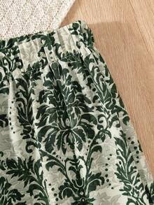 Sparklyn 这款优雅的女童套装，以灰绿色罗纹短袖上衣为主，袖口饰有荷叶边，面料弹力舒适。搭配复古欧式印花阔腿裤，流畅的线条勾勒出优美的身形。整体配色精致明亮，适合日常穿着、度假，尽显年轻女孩的优雅气质。 - 綠色 - 查看 7