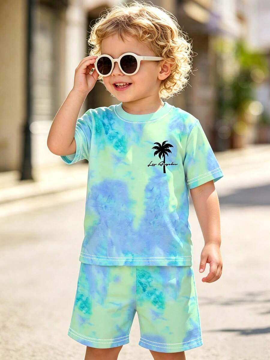 一套幼儿男童夏季蓝绿扎染椰树印花短袖套装，适合海滩度假/休闲玩耍、户外穿着，是春夏场合的理想之选，吸睛的季节款。
