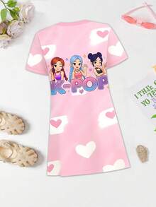 SHEIN Elladie kids 一件印有卡通女团图案、标志和爱心泡泡装饰的女童连衣裙，风格甜美柔和，符合韩式美学。适合夏季外出穿着，韩式风格，返校季服装，舒适时尚的儿童T恤裙 - 彩色 - 查看 2