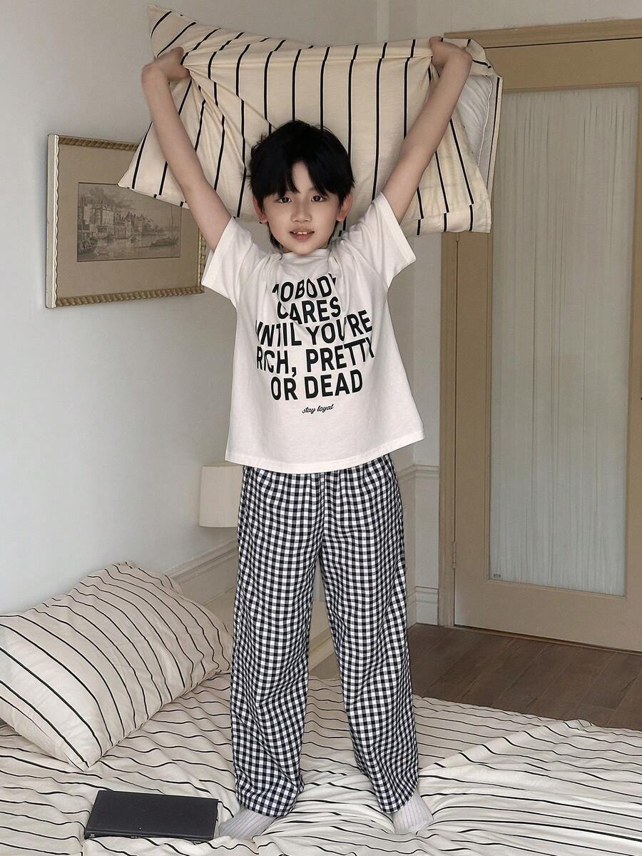 Dazy Kids Áo thun tay ngắn cổ tròn in chữ, dáng rộng thoải mái, thích hợp mặc nhà cho cả người lớn và trẻ em (cỡ lớn). - Đen và trắng - Xem 1