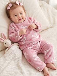 Genkimix Kids Bộ đồ mặc nhà 2 món cho bé gái, áo dài tay và quần nỉ in hình nơ và trái tim, màu hồng nhạt. - Bụi hồng - Xem 6