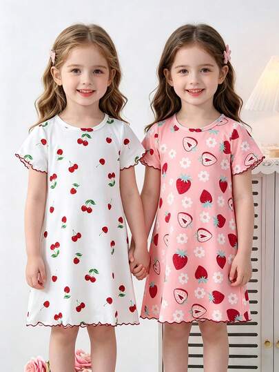 两件套女童睡衣套装，包括一件草莓雏菊印花睡衣和一件樱桃树叶印花睡衣，粉色和白色，轻盈顺滑的涤纶面料，短袖圆领连衣裙款式，舒适休闲，适合女孩穿着。