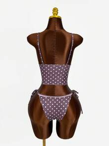 Bonvoyette Áo hai dây cổ chữ V sâu in chấm bi, quần bikini tam giác buộc dây bên hông với viền bèo nhún màu hồng, bộ bikini nữ phong cách thường ngày dành cho kỳ nghỉ của giới influencer. - Nhiều màu - Xem 2