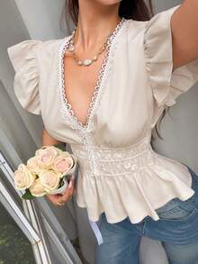 SHEIN Frenchy Top élégant de style vacances pour femmes avec col en V profond, volants en dentelle aux emmanchures, et peplum plissé - Nude - Voir 3