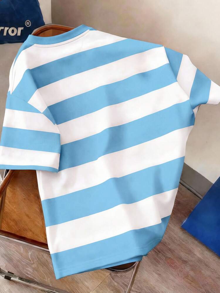 Manfinity Joysei Camiseta Masculina de Manga Curta com Gola Redonda, Estampa de Desenho Animado e Listras - Azul bebê - Visão 3
