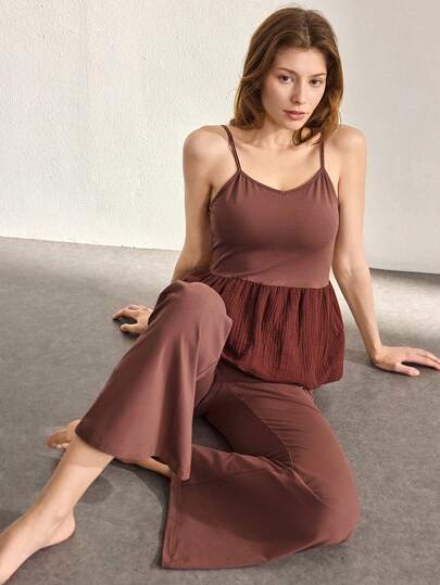 Ocili Bộ đồ ngủ nữ bằng cotton gồm áo hai dây và quần ống rộng, phối ren tương phản, có bèo nhún ở gấu.