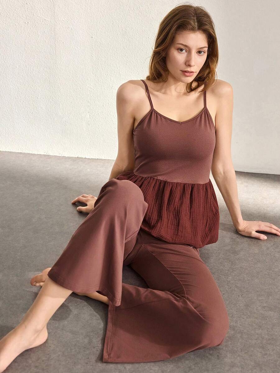Ocili Bộ đồ ngủ nữ bằng cotton gồm áo hai dây và quần ống rộng, phối ren tương phản, có bèo nhún ở gấu. - Màu Đỏ Sâu - Xem 1