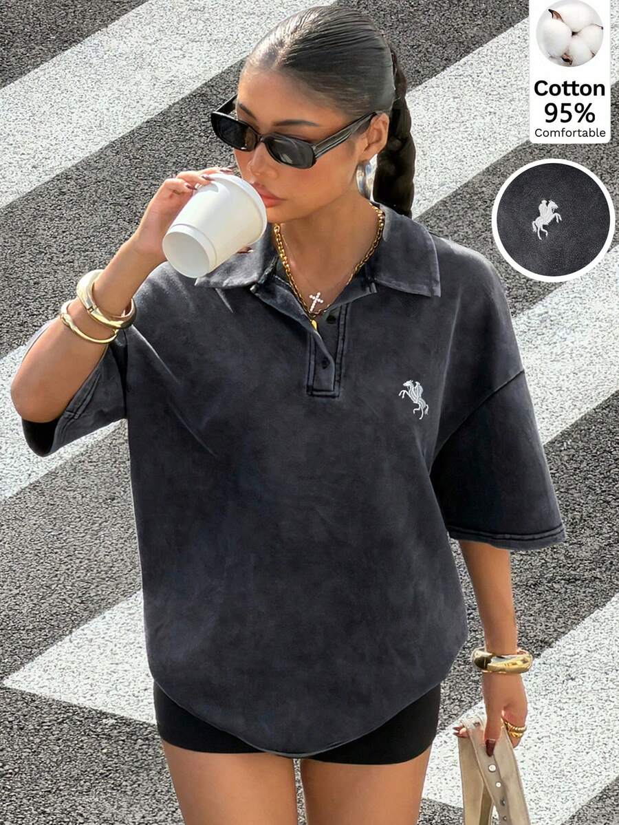 Muchica T-shirt casual da donna estiva lavata e consumata: T-shirt a maniche corte con bottoni e ricamo cavaliere grigio scuro, camicia casual da donna, T-shirt grafica da donna, top estivo - nero - Visualizzare 1