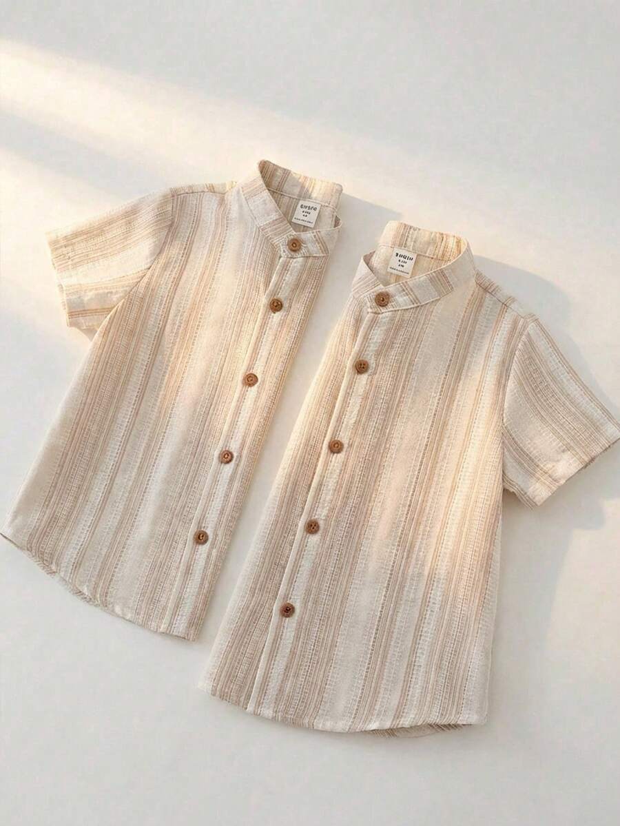 SHEIN 1件装男童休闲韩版纯色翻领宽松梭织衬衫,两种颜色可选,每款可买一套或两套,适合上学、居家、度假、运动穿着,适合春夏季节,买1件送1套,买2件更划算,是送礼佳品。 - 彩色 - 查看 1