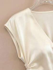 SHEIN Franclia Áo kiểu nữ thanh lịch, lãng mạn kiểu Pháp, tay lỡ cổ chữ V, thiết kế cài nút, eo xếp ly, chất liệu satin cao cấp, áo sơ mi nữ sang trọng, trang phục nữ thanh lịch, trang phục đi nghỉ hè, áo sơ mi nữ thường ngày, áo sơ mi trắng, áo sơ mi đen, áo sơ mi mùa hè cho nữ, trang phục xuân/hè, áo sơ mi nữ mới - Màu be - Xem 5