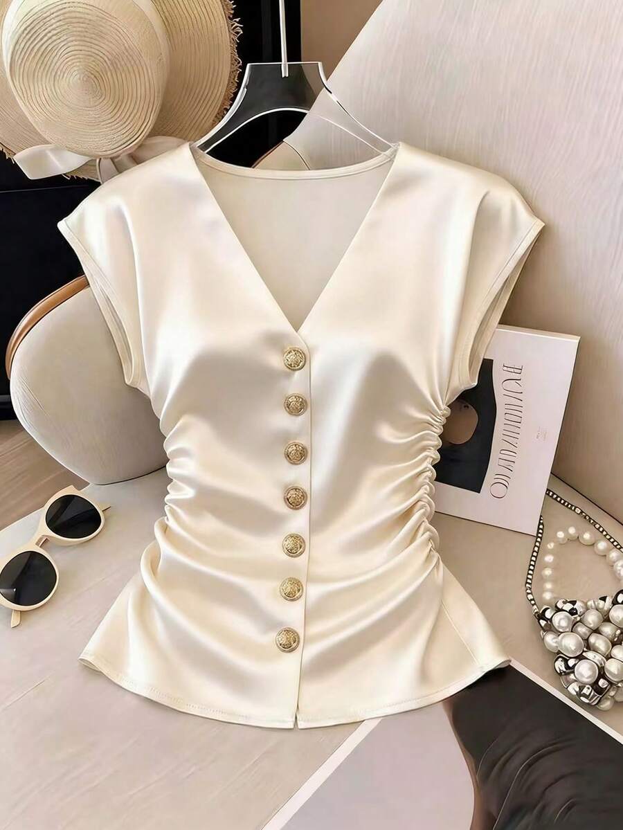 SHEIN Franclia 女士优雅浪漫法式风格，半袖V领，纽扣设计，褶裥腰身，高品质缎面面料，优雅女士衬衫，优雅女士套装，夏季度假套装，女士休闲衬衫，白色衬衫，黑色衬衫，女士夏季衬衫，春夏套装，新款女士衬衫 - 杏色 - 查看 1